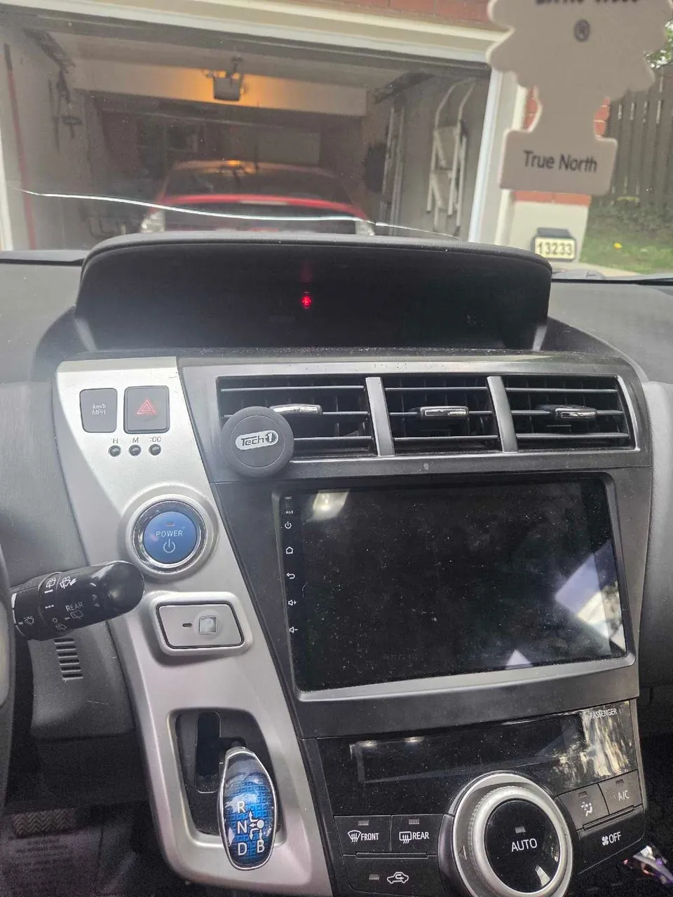 Toyota Prius V 2014 photo 3