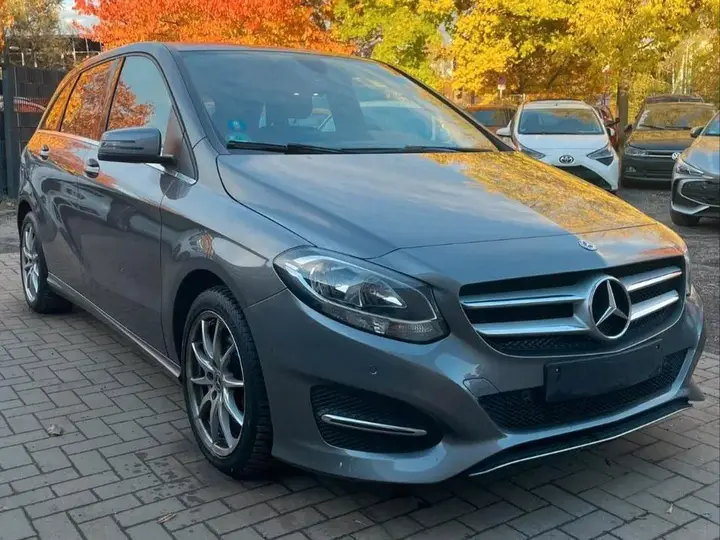 Mercedes-Benz B 180