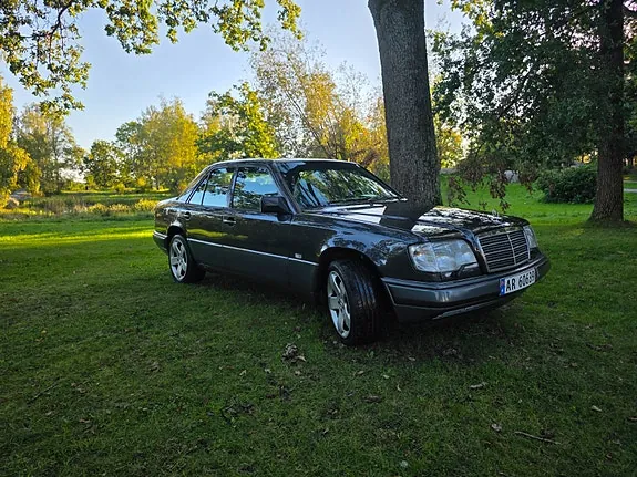 Mercedes-Benz E220 1994 photo 4
