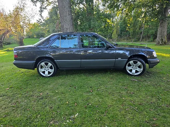 Mercedes-Benz E220 1994 photo 5