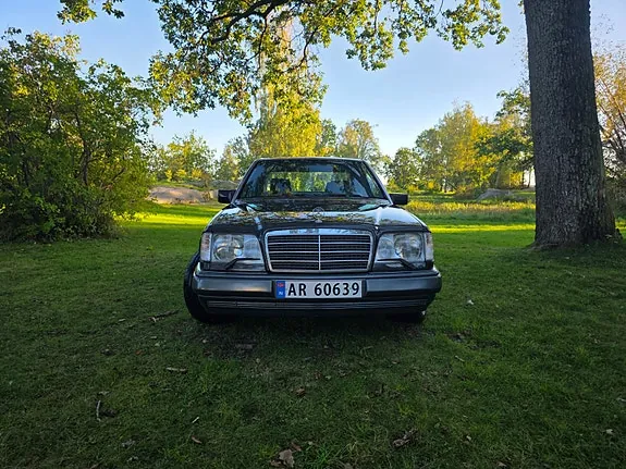 Mercedes-Benz E220 1994 photo 3