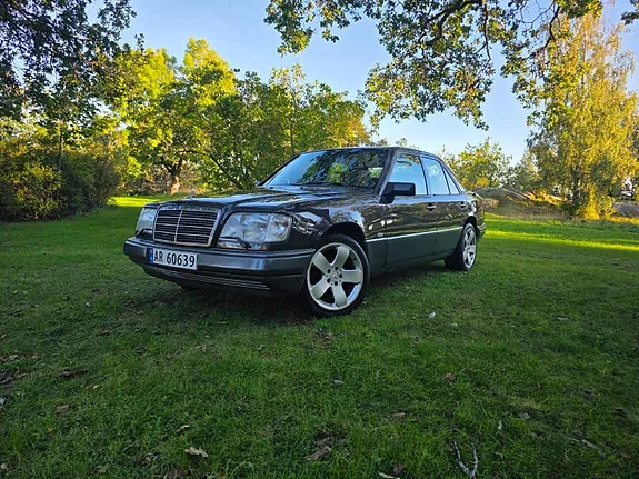 Mercedes-Benz E220 1994 photo 2