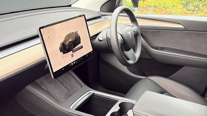 Tesla Model Y 2024 photo 2