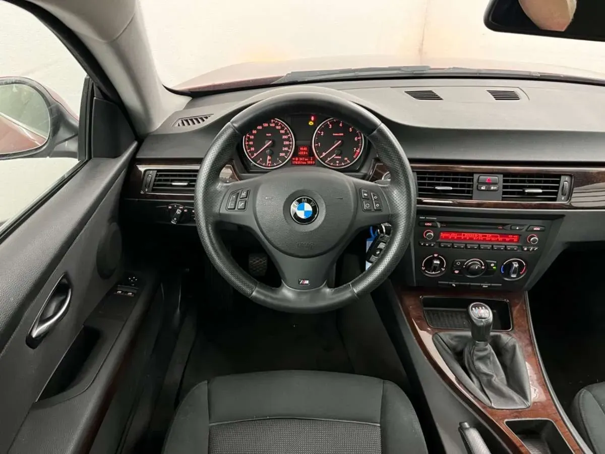 BMW 3 Series 2012 photo 2
