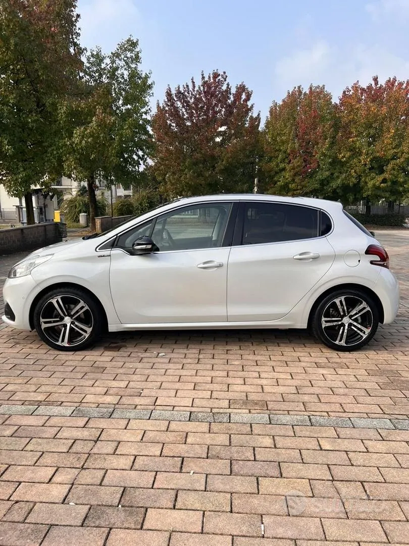 Peugeot 208 2016 photo 3