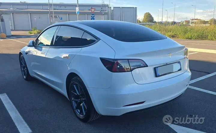 Tesla Model 3 2022 photo 2