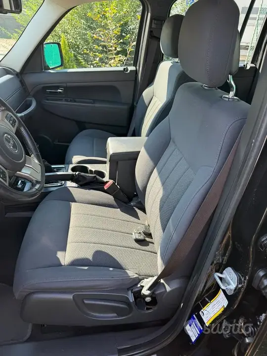 Jeep Cherokee 2012 photo 2
