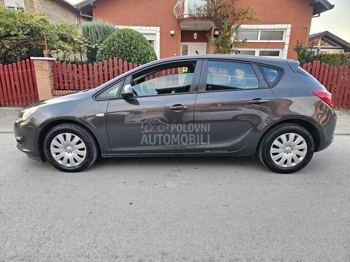 Opel Astra J 2014 photo 4