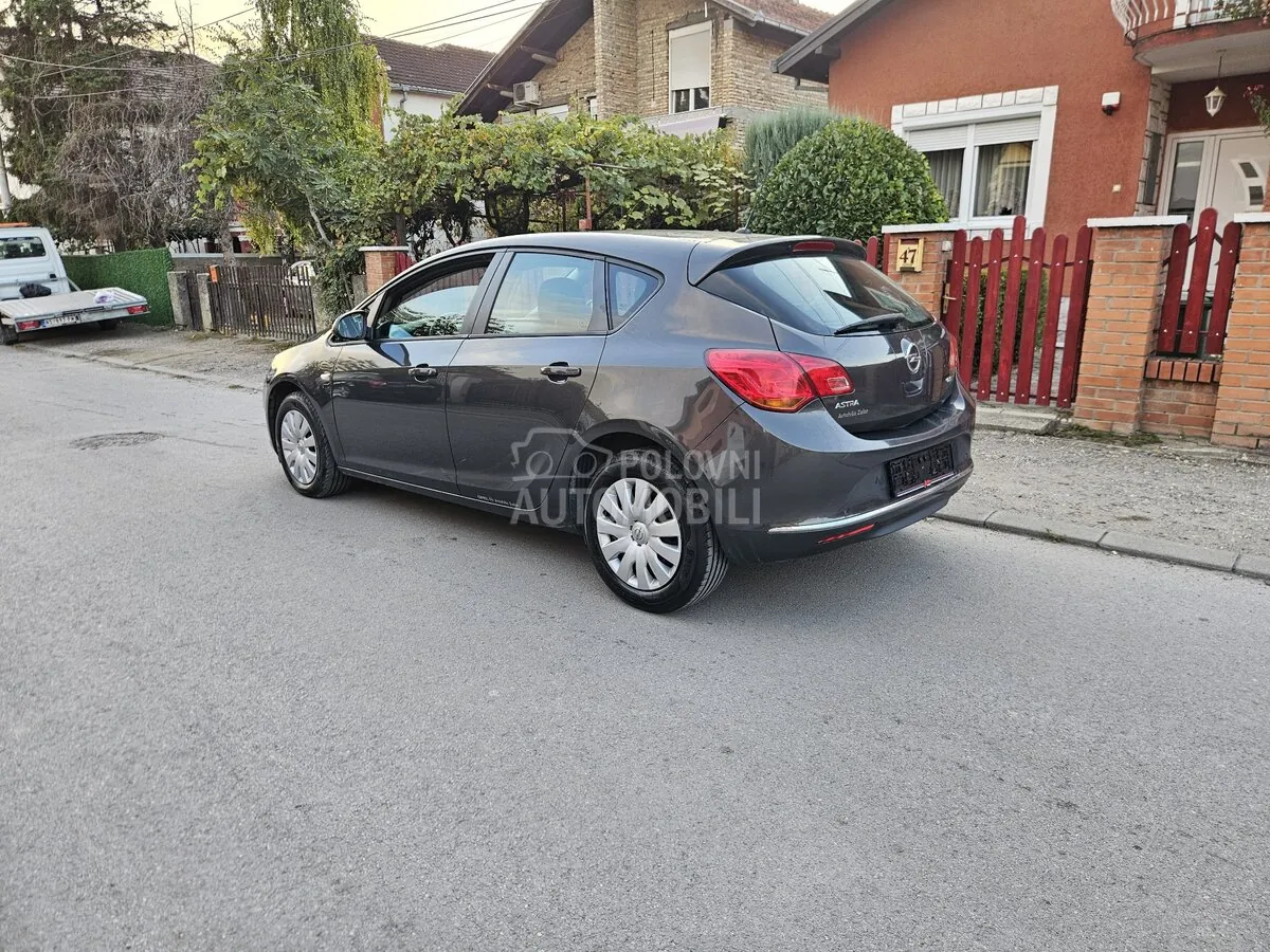 Opel Astra J 2014 photo 5