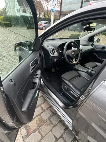 Mercedes-Benz B180