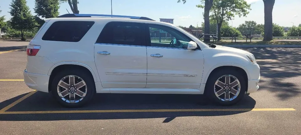 GMC Acadia 2012 photo 3