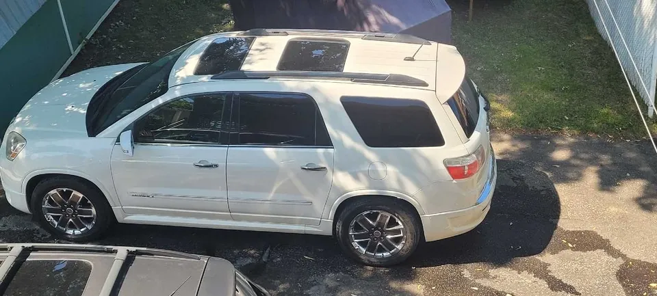 GMC Acadia 2012 photo 2
