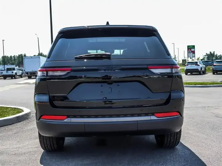 Jeep Grand Cherokee 2026 photo 4