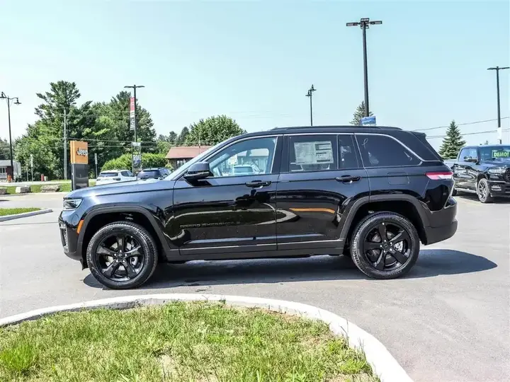 Jeep Grand Cherokee 2026 photo 3