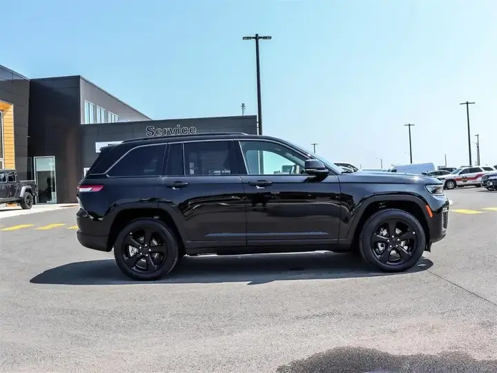 Jeep Grand Cherokee 2026 photo 5