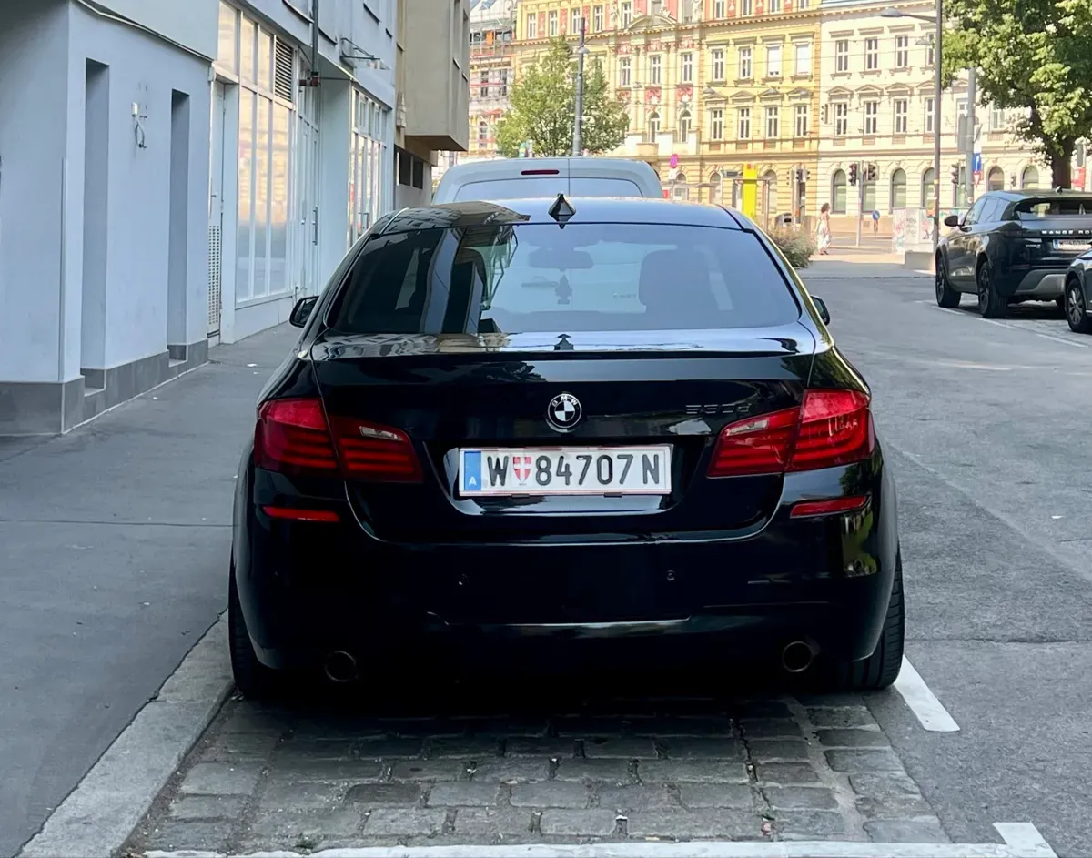 BMW 5 Series 2010 photo 2