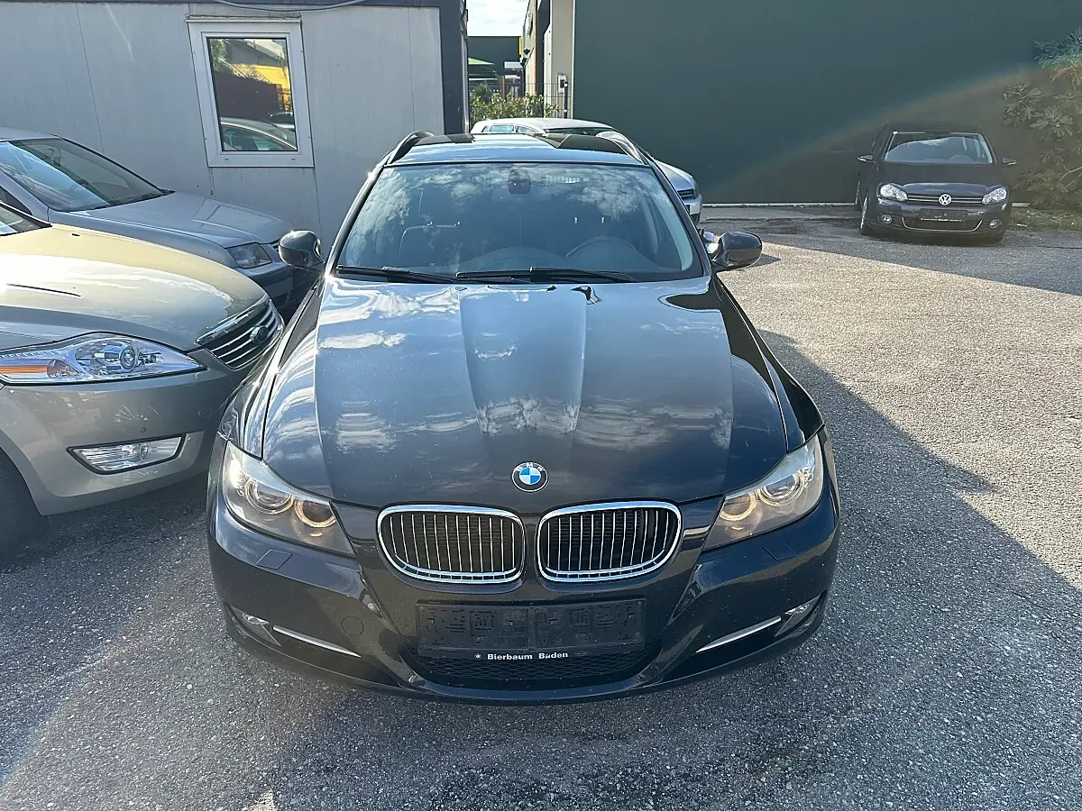 BMW 3 Series 2011 photo 2