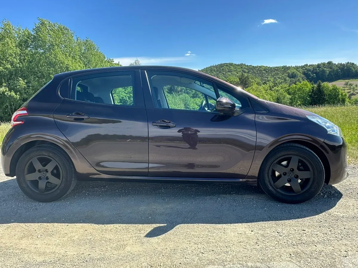 Peugeot 208 2013 photo 2