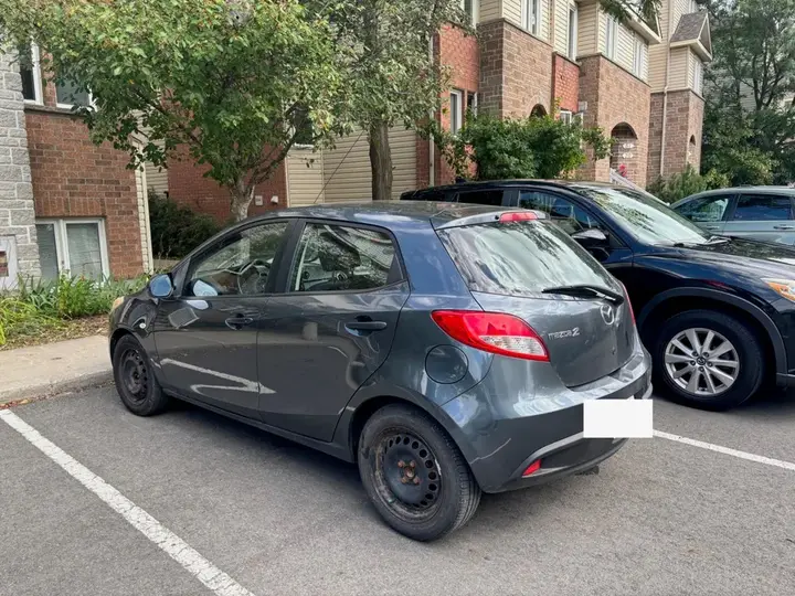 Mazda 2 2012 photo 2