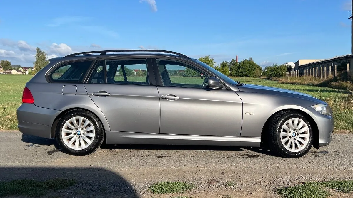 BMW 318I 2009 photo 3