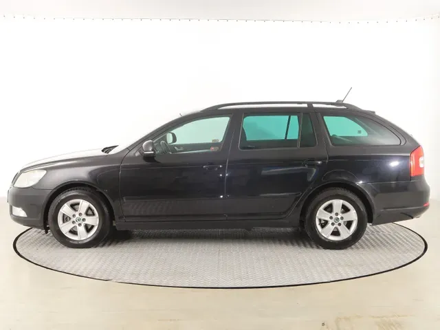 Skoda Octavia Combi 2011 photo 2