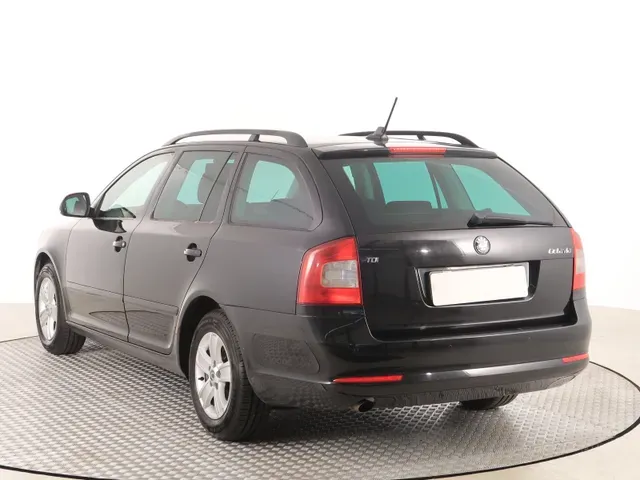 Skoda Octavia Combi 2011 photo 3