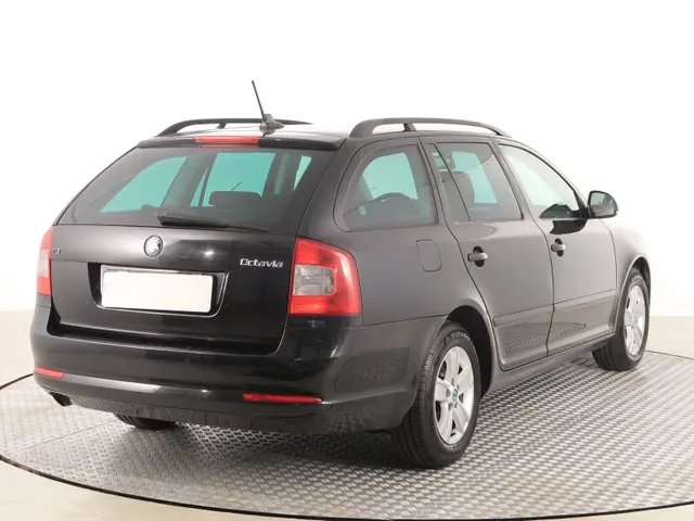 Skoda Octavia Combi 2011 photo 4