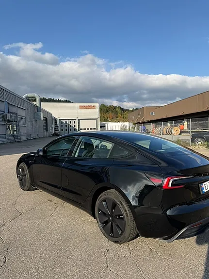 Tesla Model 3 2024 photo 3