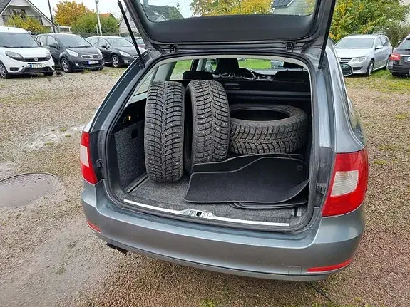 Skoda Superb 2011 photo 5