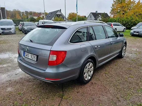Skoda Superb 2011 photo 4