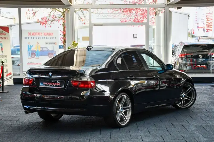 BMW 318D 2007 photo 2