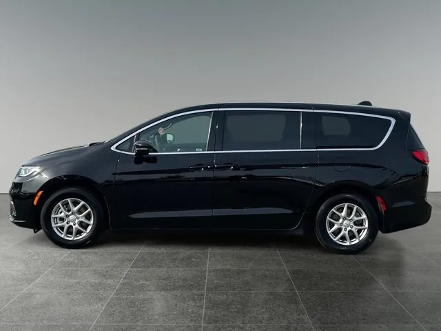 Chrysler Pacifica 2025 photo 2