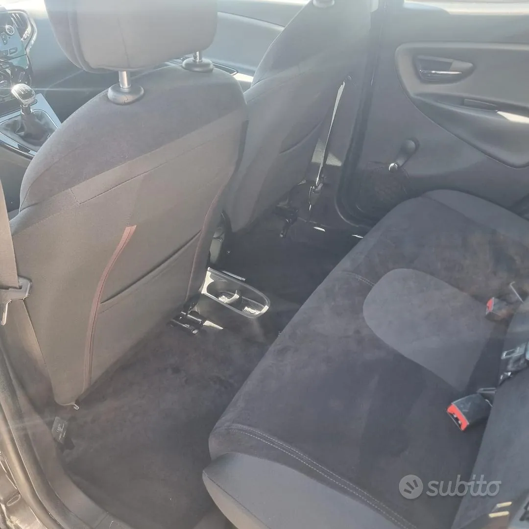 Lancia Ypsilon 2012 photo 4