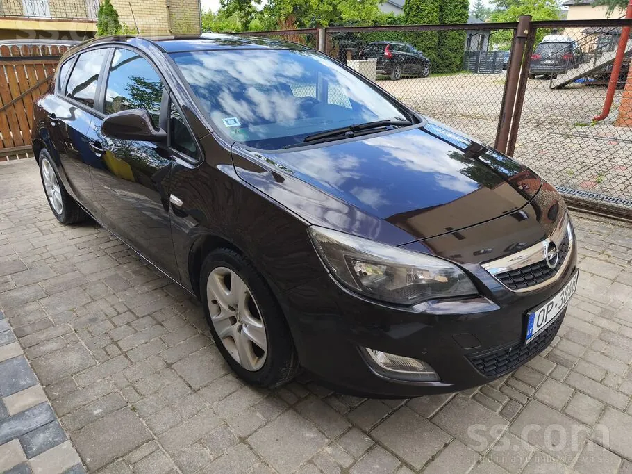 Opel Astra 2012 photo 2