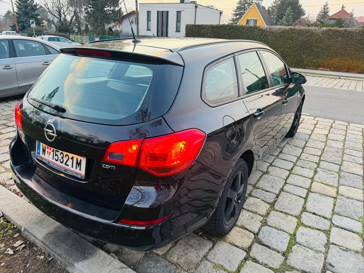 Opel Astra 2011 photo 3