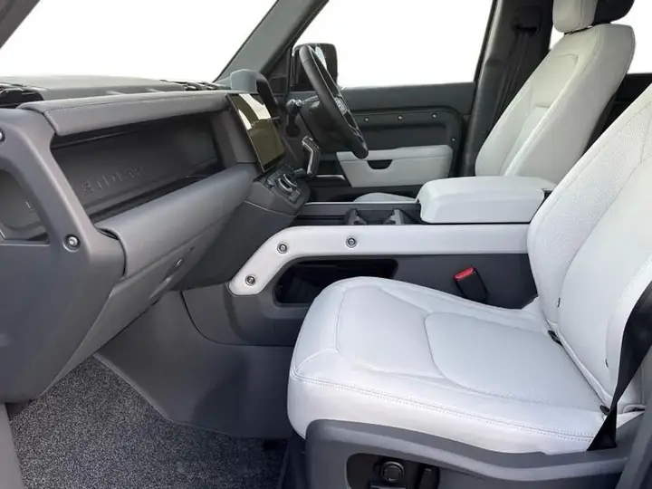 Land Rover Defender photo 2