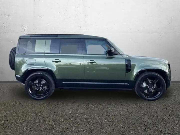 Land Rover Defender photo 5