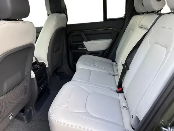 Land Rover Defender photo 4