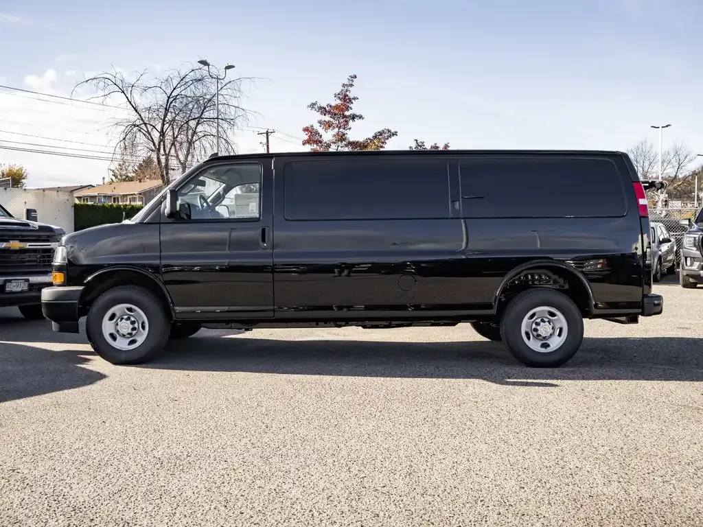 Chevrolet Express 3500 2025 photo 5
