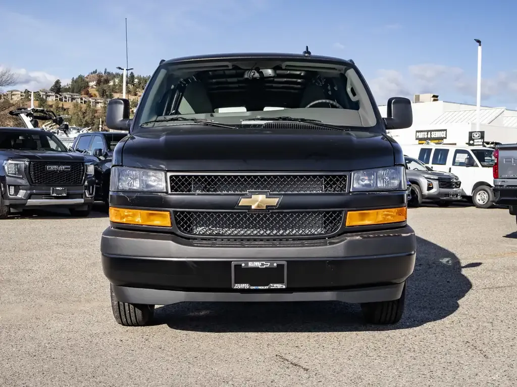 Chevrolet Express 3500 2025 photo 3