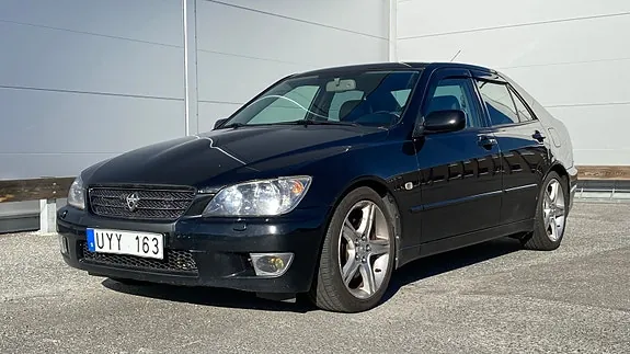 Lexus Is200 2004 photo 2