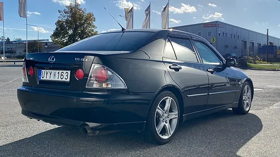 Lexus Is200 2004 photo 4