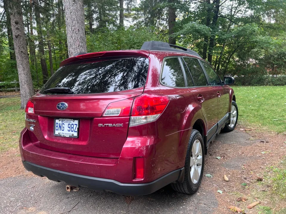 Subaru Outback 2011 photo 2