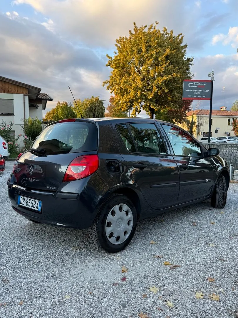 Renault Clio 2006 photo 2