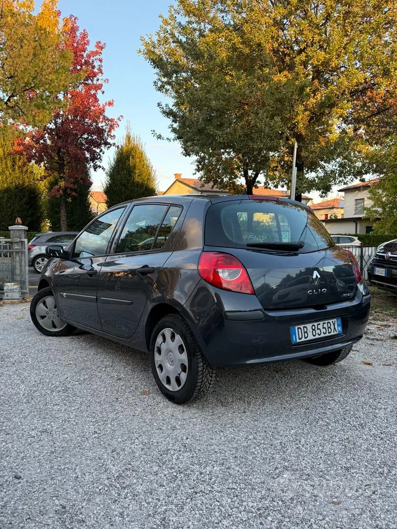 Renault Clio 2006 photo 3