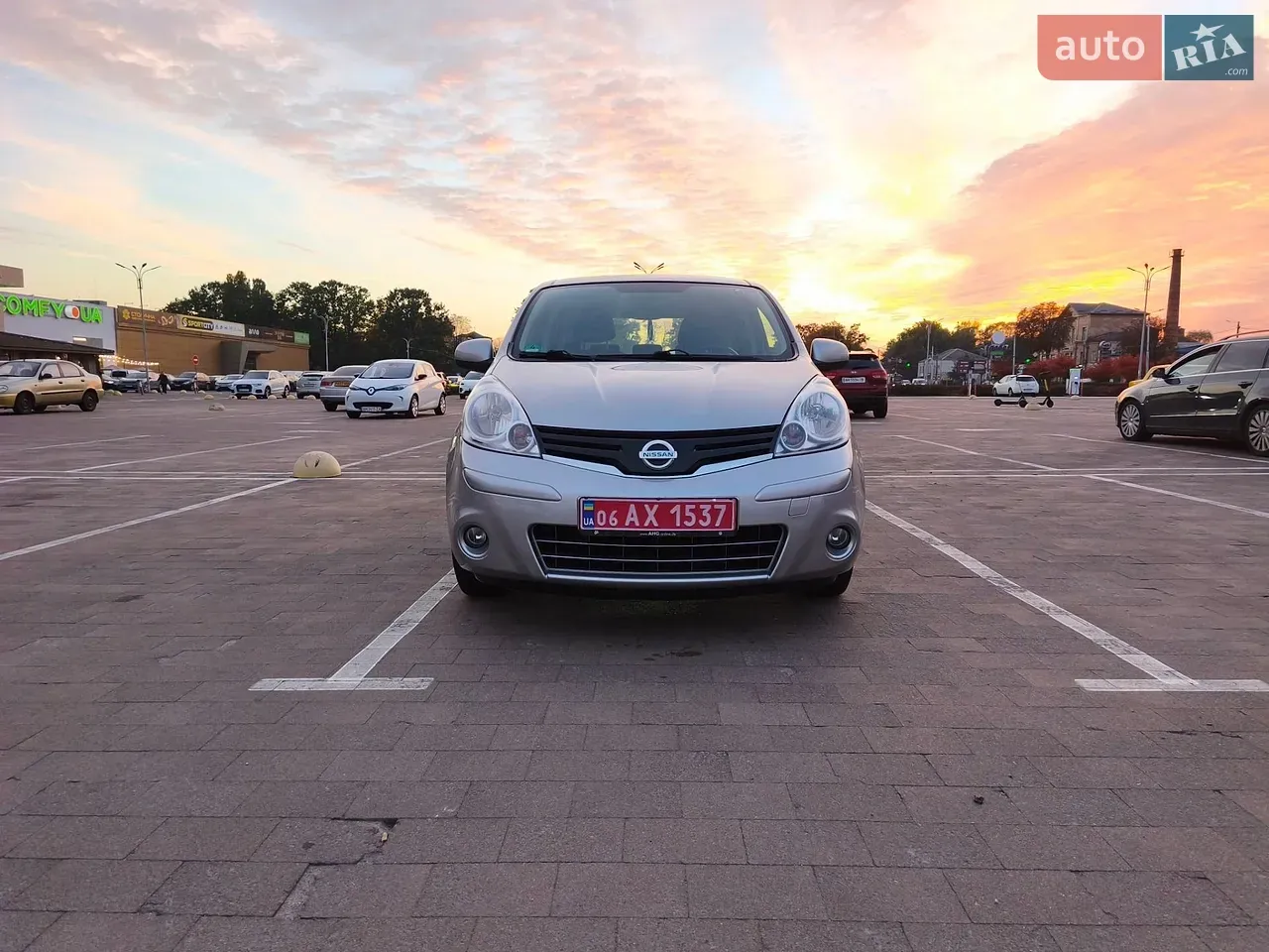 Nissan Note 2011 photo 2