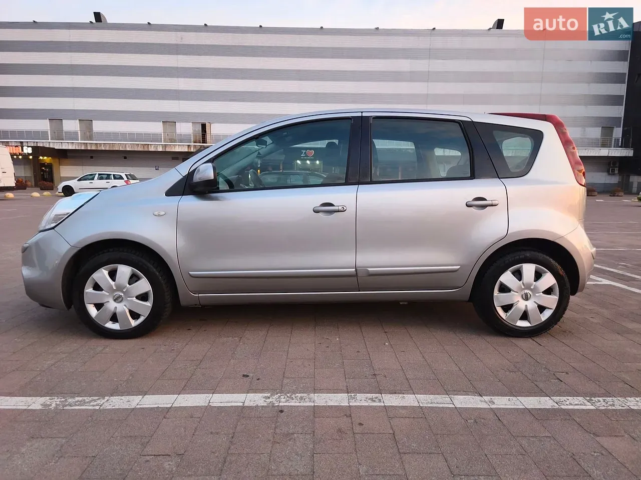Nissan Note 2011 photo 4