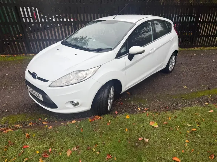 Ford Fiesta 2011 photo 2