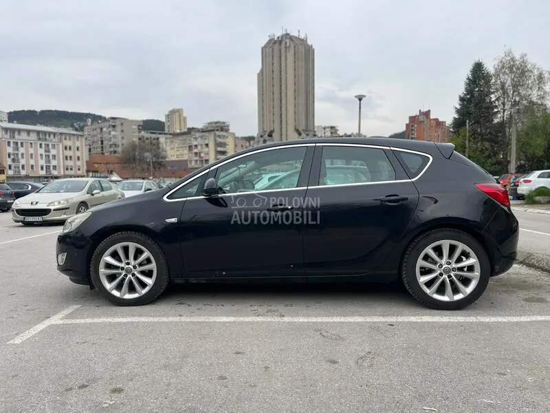 Opel Astra J 2010 photo 4
