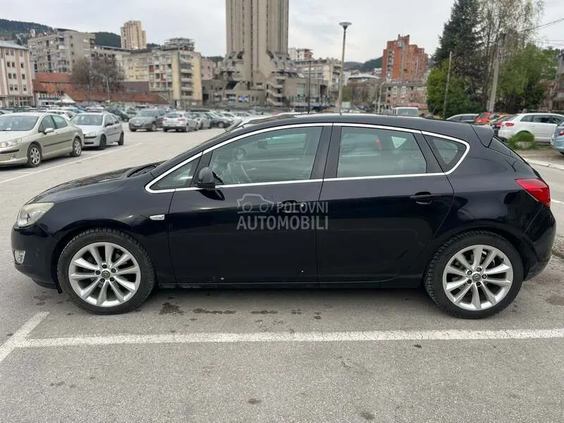 Opel Astra J 2010 photo 3